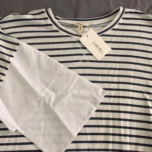 New w tags Como Blu lightweight spring or summer top with neat sleeve detail!